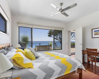 Serenity, Relaxation, Magnificent water views and stunning Sunsets - 로흐 스포트 - 침실