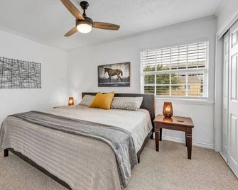 Mustang: Theater Chairs/Walk to A&M/Comfy King Bed - Bryan - Bedroom