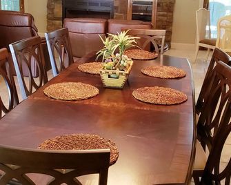 LL's house in the heart of Helen - Helen - Comedor