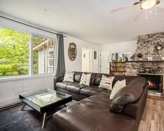 Nature Lovers - Waterfront - Lower Rideau Lake - Dog Friendly! - Perth - Living room