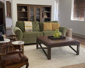Great location in downtown Boerne with a beautiful view! - Boerne - Living room