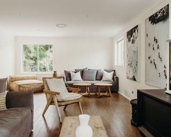 The Beach House, 25 Tomaree Road - fantastic house with pool, linen - Shoal Bay - Living room