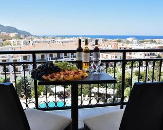 Merope Hotel - Karlovasi - Балкон