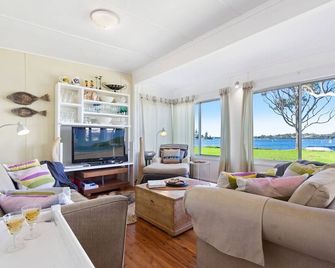 Noddys Charming Waterfront Cottage - 그린웰 포인트 - 거실