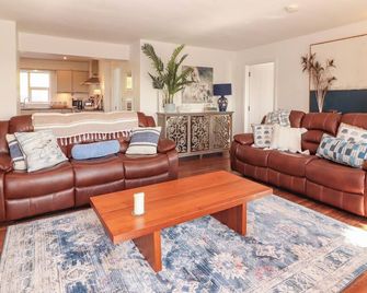 Cottage View, Family Friendly, With Open Fire In Kilkee, County Clare - Kilkee - Living room