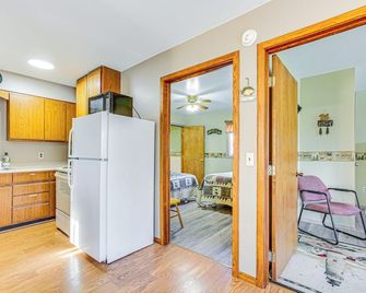 Michigan Manistee River Cabin about 1 Mi to Downtown - Manistee - Kitchen