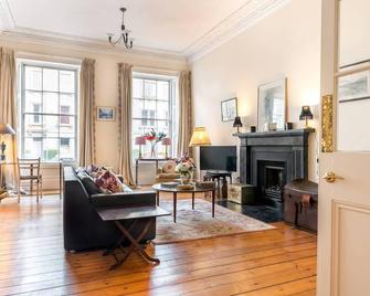 Grand & Spacious Central Apt With Wifi - Edinburgh - Living room