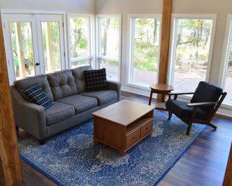 Get back to nature and experience lake life in style when you stay at our house - Albion - Sala de estar