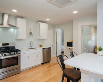 Jennifer's Historic College Hill Apartment - The Lookout - Providence - Kitchen