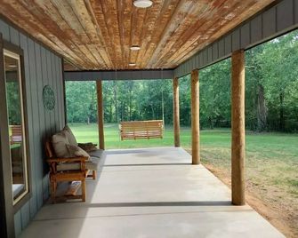 Bucks Ridge Cabin on the South Fork Creek of the Caddo River - Caddo Gap - Patio