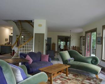 Pet-friendly, peaceful lakeside retreat on Cobboseecontee Lake peninsula - Gardiner - Living room