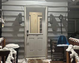 Unique 1 bedroom custom remodeled low energy foot print unit in private complex. - Anchorage