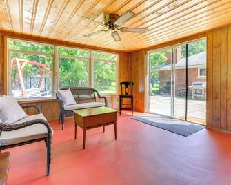 Home about 17 Mi to Detroit with Patio and Grill! - Southfield - Living room