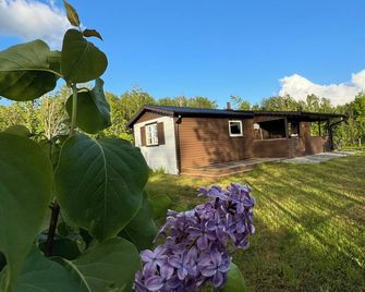 Live in a scenic location, close to hiking trails or cozy cafés - Skövde - Utomhus