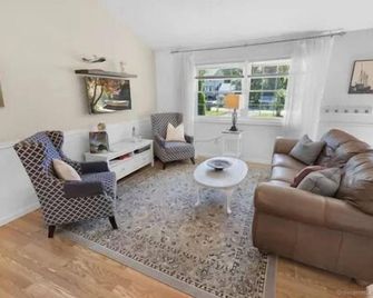 Great family home, fenced in back yard and Weber grill. - Old Saybrook - Huiskamer