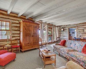 Historic Log Cabin Retreat Near Town on 5 Acres! - Fredericksburg - Living room