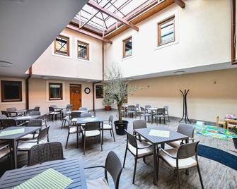 Végvári Hotel Eger - אגר - מסעדה