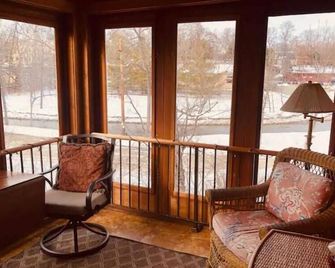 Delafield Rivers Gateway Luxurious Condo - Delafield - Вітальня