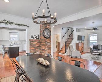 Home Near Downtown and Spearfish Canyon! - Spearfish - Eetruimte