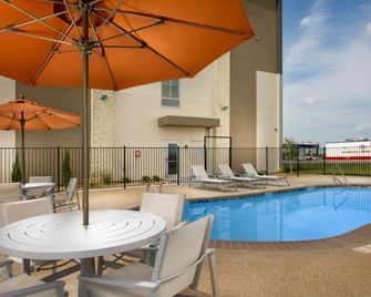 Holiday Inn Express & Suites Bay City By IHG - Bay City - Piscina