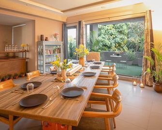 Karma Chalets - Kāsan - Comedor