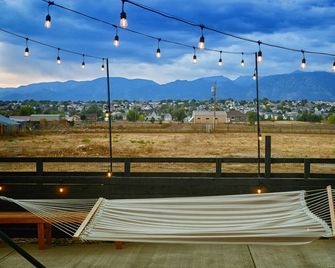︎Romantic Retreat︎Boutique Apt/Hot tub/Fire Pit - Fountain - Balcón