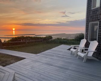 Oceanfront w/Private Stairs to Beach and Spectacular Sunsets! - Eastham - Innenhof