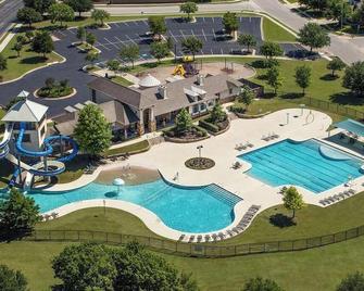 Cozy 4-bedroom house in Austin’s backyard!With a community pool and gym! - Manor - Pool