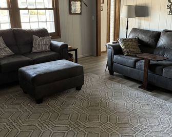 Colonial Home on Quiet Cul-de-sac/30 min from EAA/75 min from Lambeau - Waupun - Sala de estar