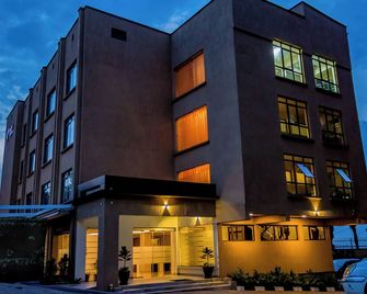Canary Hotel Kampala - Kampala - Building