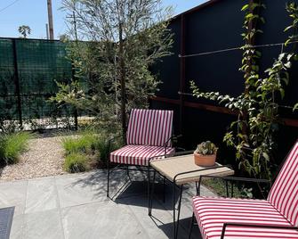 Modern cozy Santa Monica Studio w/ Patio - 18 blocks from the beach! - Santa Monica - Innenhof