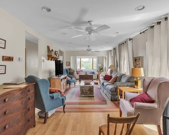 Home Port - Spacious Retreat in Prime Location home - Davis - Living room