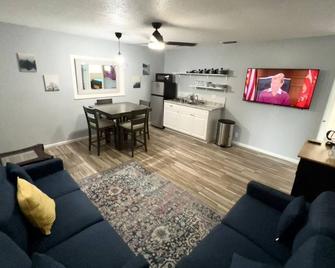 2bed 1bath Centrallocation 2 Mile Legoland And Dining - Winter Haven - Living room