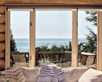 Secluded 1200' beachfront private 64 acre log home - Saugeen Shores - Balcony