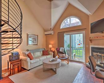 Townhome w/ Fireplace - Walk to Chairlift! - Ellicottville - Living room