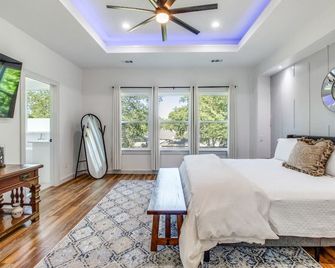 Modern Home Dallas- 17+ - Dallas - Bedroom