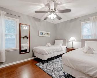 Settle Inn-- 10mi to Columbia, Mins to Lake Murray - Irmo - Bedroom