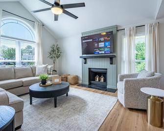 New Remodel! 4br Near Dt Cartersville & Major Hwys - Cartersville - Living room