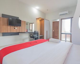 RedDoorz Plus ใกล้สวนวัฒนธรรมสามารินดา - ซามารินดา - ห้องนอน