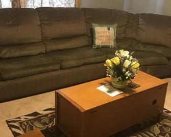 Hiking Towpath Trail, Biking Cuyahoga Valley Step Away To This Lovely Hideaway\n - Akron - Living room