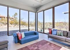 Modern Desert Dwelling with Panoramic Views! - Tucson - Living room