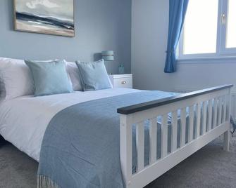 Number Forty Two, Portsoy - A 3 bedroom cottage with sea views - Portsoy - Bedroom