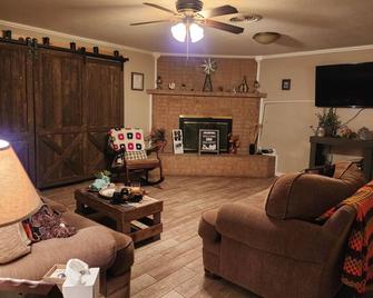 Bussell's Cozy Farmhouse - Roswell - Living room