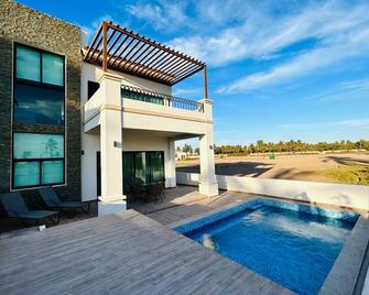 casa con alberca en campo de golf by G P S rentas - Mazatlán - Piscina