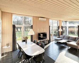 8 person holiday home in Glesborg - Fjellerup - Sala de estar