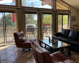 Getaway To This Relaxing, Comfortable Home With Internet! Pet Friendly - Bradley - Sala de estar