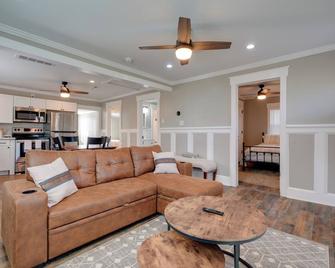 Cozy Blackstone Getaway Less Than 2 Mi to Downtown! - Blackstone - Sala de estar