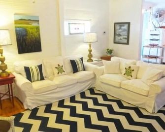 Inlet Breeze - Quaint Vacation Rental House - Tybee Island - Living room