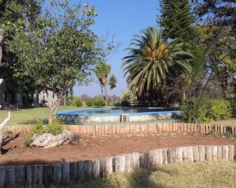 Family Cottage with en suite bathroom and kitchenette - Grootfontein - Piscina