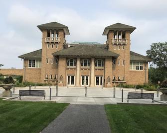 Nestled just behind Marquette Park. 5 minute walk to beach. - Gary - Edificio
